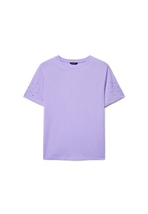 T-shirt lilla a maniche corte con scollo rotondo e applicazioni di occhielli argentati su entrambe le maniche.