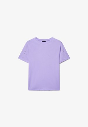 T-shirt mauve à manches courtes avec col rond et ornements en œillets argentés sur les deux manches.