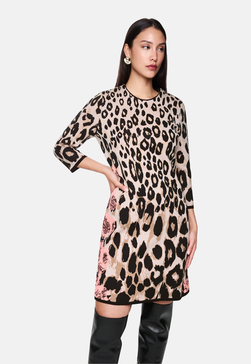 Leopardenmuster-Kleid mit rundem Halsausschnitt und drei Viertelärmeln; mit kontrastierenden schwarzen Akzenten und einem strukturierten Blumenmuster an der Seite.