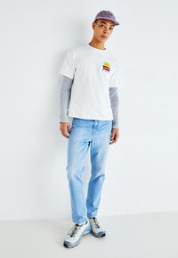 Levi's® VINTAGE FIT GRAPHIC - T-shirts print - lse_batwing badge brin white+