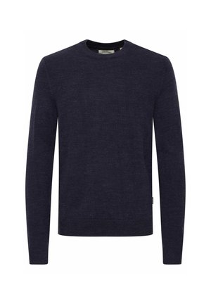 Marineblauer Rundhals-Pullover aus strukturiertem Strickmaterial, mit gerippten Bündchen und Saum, und einem kleinen Logotag an der Seite.