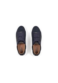 Sneaker blu navy con tomaia liscia, punta rotonda e suola in gomma bianca. Presenta lacci scuri e una soletta marrone con dettaglio del marchio.