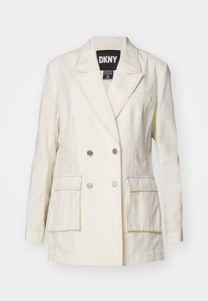 Kremfarget dobbelspent blazer med to frontlommer, sølvknapper, slagkrage og kontraststing.