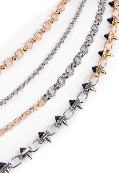 Fire lagkædte kæder: guld, sølv og sort med pigge og teksturerede led; varierer i tykkelse og design; skinnende metallisk finish.
