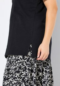Ulla Popken SHORT SLEEVE GRAPHIC - T-shirt imprimé - black