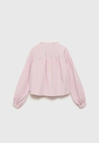 Prugasta bluza u ružičastoj i bijeloj boji, s okruglim ovratnikom, dugim rukavima i naboranim leđima za dodatni volumen. Pamuk s glatkom teksturom.