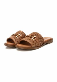 Sandalias de slide trenzadas en marrón con puntera abierta, acentos de hardware dorado y una suela plana y texturizada. Cuenta con dos correas anchas con tachuelas.