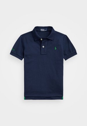 Mørkeblå polo med korte ærmer, to hvide knapper, grøn Ralph Lauren-logo broderet på brystet og ærmet, opvredet krave.