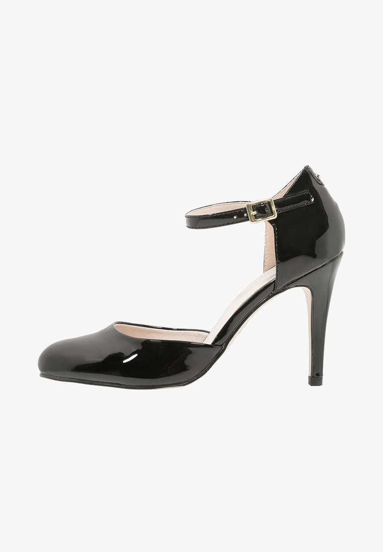 Chaussure à talon haut en cuir verni noir avec bride à la cheville et boucle dorée, bout rond fermé et talon stiletto mince.