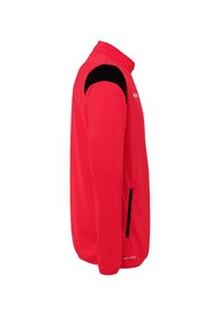 Veste de sport rouge avec fermeture éclair sur le devant, accents noirs sur les épaules, poches latérales et tissu texturé. Dotée d'un col montant et d'un design respirant.