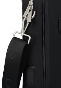 Czarna torba na ramię z nylonu z zamkiem błyskawicznym, srebrnymi akcentami, regulowanym paskiem z tłoczonym logo oraz portem do ładowania USB.