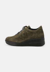 Sneakers in suede verde oliva con una suola nera robusta, dotati di lacci decorati e un grande logo in rilievo su un lato.