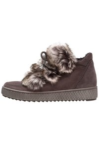 Sneaker in suede marrone con dettagli in pelliccia sintetica. Presenta una punta rotonda, suola in gomma grigia testurizzata e un design con laccio con un dettaglio ad anello.