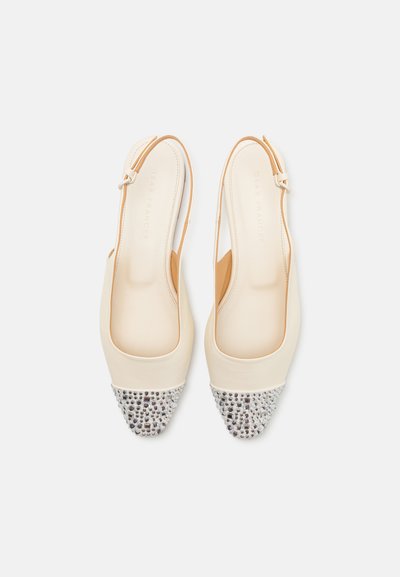 Scarpe slingback beige con tomaia in pelle liscia e punta arrotondata, decorate con strass argentati sulla parte anteriore.