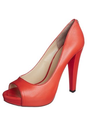 Roter Leder-Peep-Toe-Pumps mit glatter Textur, rundem Ausschnitt-Design und kontrastierendem schwarzem quadratischem Absatz.