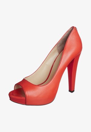 Chaussure à talon haut rouge en cuir avec texture lisse, découpe arrondie et talon carré noir contrastant.