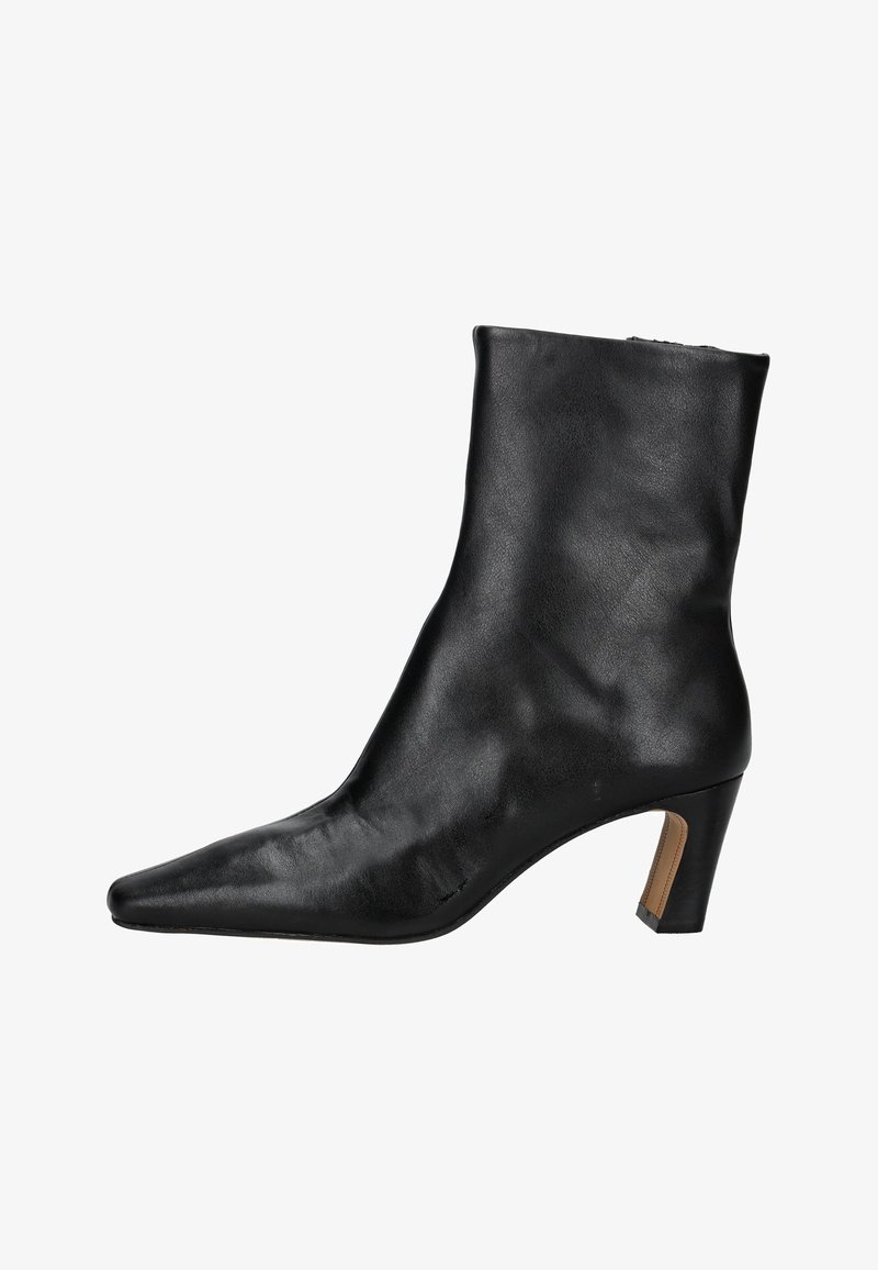 Černá kotníková bota z kůže s špičatou špičkou a středně vysokým blokovým podpatkem, hladká textura, boční zip na zavírání.