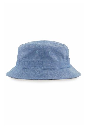 Blauer Stoff-Bucket-Hut mit eingenähten Belüftungslöchern und nach unten geneigtem Rand, vor weißem Hintergrund.