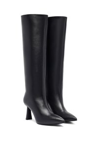 Zwarte laarzen tot de knie van soepel leer, met een spitse neus en een stiletto hak voor een verlengde silhouet.