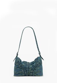 Kék és zöld mintás válltáska redőzött anyaggal és ezüst szemlyukakkal ellátott fűzőrészlet a elülső részén.