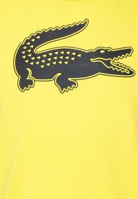 Lacoste Sport BIG LOGO - T-shirt desportiva - jaune/bleu marine