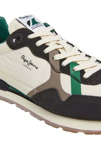 Sneakers Pepe Jeans v krémovej, zelenej a hnedej semišovej farbe. Majú textilný povrch, biele šnúrky a akcent loga na boku.
