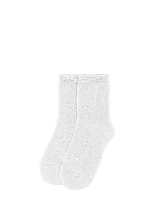 Par de calcetines blancos hasta el tobillo, de punto, con un sutil patrón decorativo y puños elásticos.