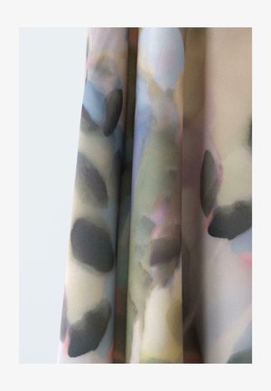 Tejido transparente con una textura suave que presenta un patrón de acuarela en tonos pasteles de formas difusas en verde, rosa y negro.