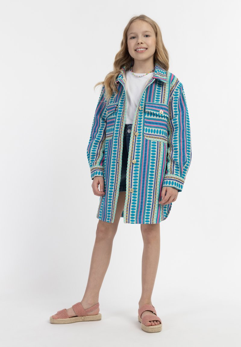 Mnohofarebná, vzorovaná bunda s modrými, ružovými a zelenými pruhmi; obsahuje dve predné vrecká, zapínanie na gombík a voľný strih.