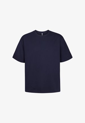 Camiseta de algodón azul marino con escote redondo, mangas cortas y corte holgado. Textura suave y diseño minimalista sin estampados ni acentos.