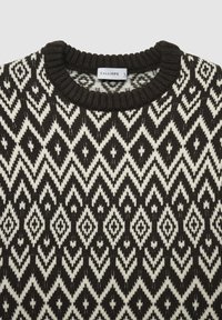 Brauner und weißer gestrickter Pullover mit geometrischem Rautenmuster, ausgestattet mit einem gerippten Rundhalsausschnitt und weichem, strukturiertem Stoff.