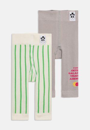 Δύο ζευγάρια κολάν για νήπια: το ένα κρεμ με κατακόρυφες πράσινες ρίγες, το άλλο γκρι με ροζ κείμενο και ένα μικρό κίτρινο και κόκκινο γραφικό.