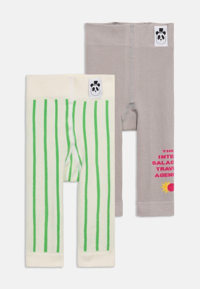 Δύο ζευγάρια κολάν για νήπια: το ένα κρεμ με κατακόρυφες πράσινες ρίγες, το άλλο γκρι με ροζ κείμενο και ένα μικρό κίτρινο και κόκκινο γραφικό.