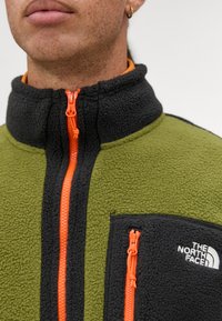 The North Face M YUMIORI FULL ZIP - Fliisjakk - forest olive/black/orange