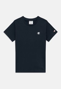 Μπλούζα από βαμβάκι σε ναυτικό μπλε χρώμα, με κοντά μανίκια, στρογγυλό λαιμόκοψη και μικρό λευκό λογότυπο στο αριστερό στήθος, καθώς και λογότυπο στο μανίκι.