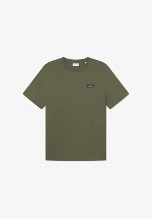 Tricou din bumbac de culoare verde măsliniu, cu guler clasic, mâneci scurte, prezintă o etichetă mică neagră a brandului pe piept, textură netedă.