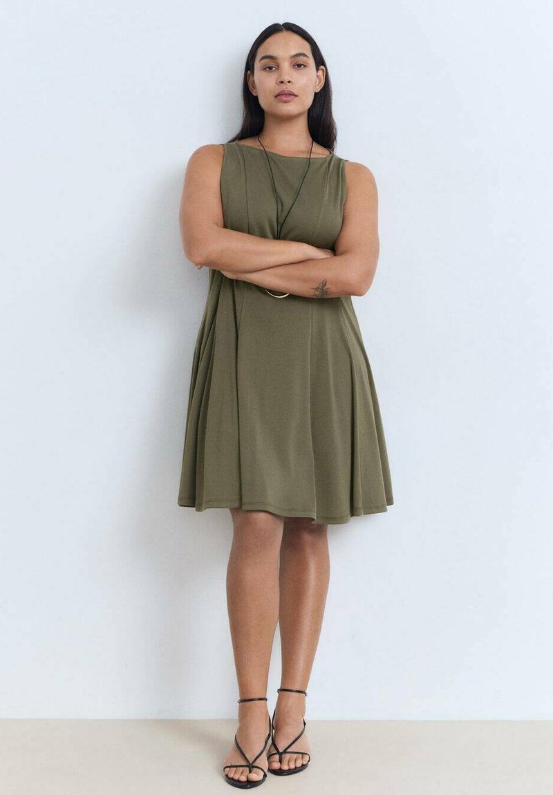 Rochie fără mâneci, de culoare verde măsliniu, cu un croi lejer și fustă evazată. Fabricată dintr-un material moale, având un design minimalist și fără modele vizibile.