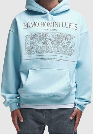 Hellblauer Kapuzenpullover mit klassisch gestaltetem Linienkunstwerk mehrerer Figuren und dem Text "HOMO HOMINI LUPUS" sowie einem lateinischen Spruch darunter.