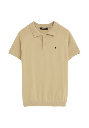 Beige korte mouwen gebreide poloshirt met geribbelde kraag en manchetten, twee knopen, en een klein zwart geborduurd polo speler logo op de borst.