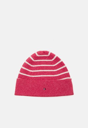 Strikket lue i rosa med hvite horisontale striper, med en brettet ribbekant og en liten merket logo foran.