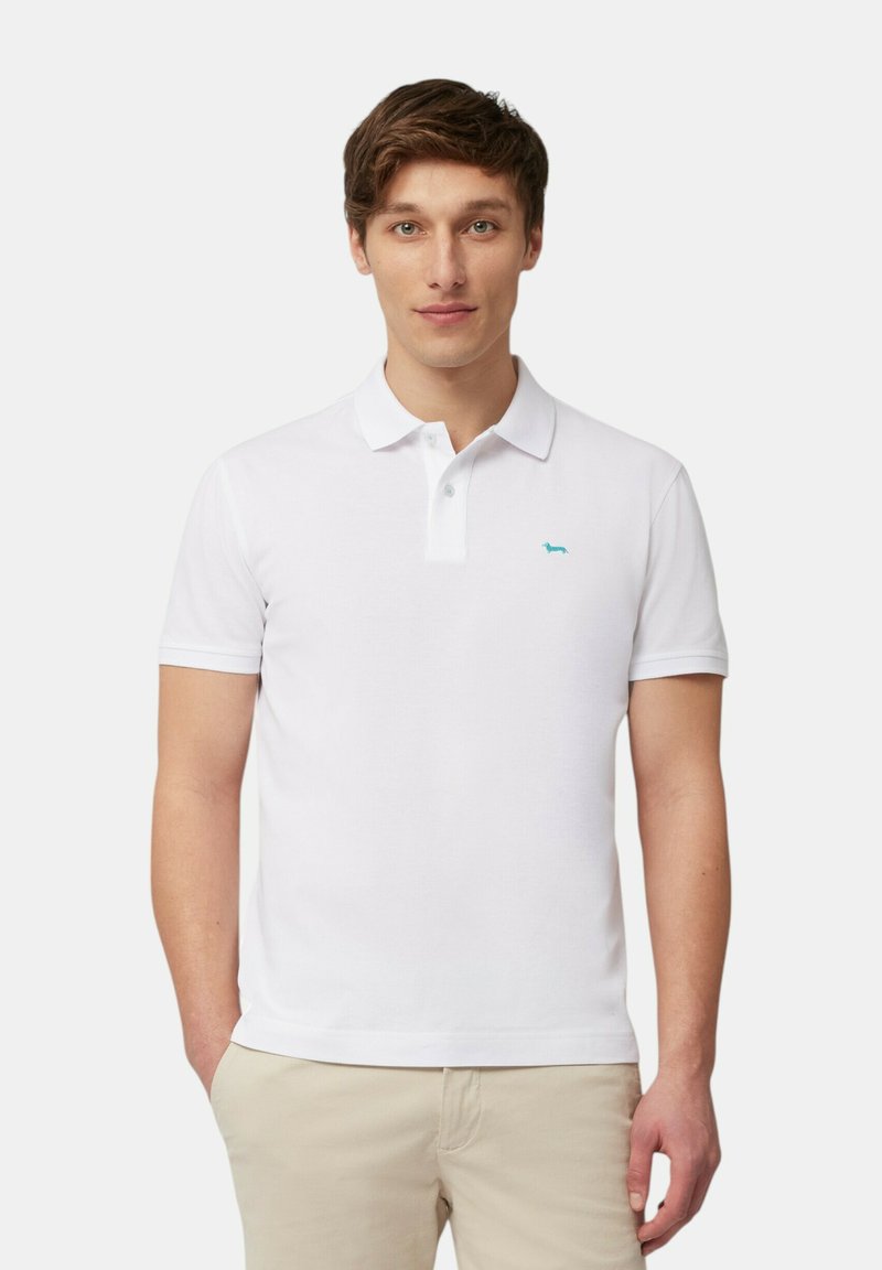 Polo bianco realizzato in cotone. Caratterizzato da un colletto, maniche corte e un piccolo logo turchese sul petto. Texture liscia.