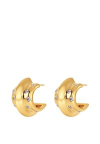Pendientes de aro de oro con un diseño curvado, que presentan pequeñas piedras preciosas transparentes engastadas a lo largo de la superficie para un detalle adicional.