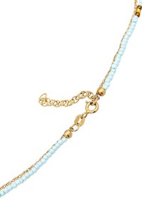 Guld kædereg Necklace med lyseblå perler, der har en hummerlås og forlængerkæde for justerbar længde.