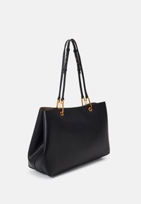 Czarna skórzana torba na ramię z złotymi akcentami, płaski kształt, dwa paski na ramię i przeszycia. Gładka tekstura, przestronne wnętrze.