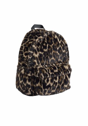 Rygsæk dækket af brun og sort leopardprint kunstpels med en lynlåslomme foran og sort håndtag.