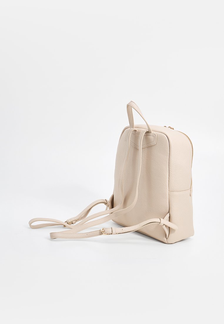 Beige Leder-Rucksack mit verstellbaren Trägern, rechteckiger Form, strukturiertem Oberflächen, vorderer Reißverschlusstasche und minimalistischem Design.