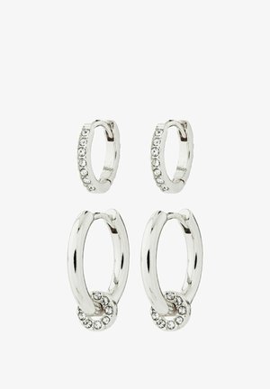 Sølv hoop øreringe med en glat overflade, der har små runde krystaller og et snoet design; fås i to størrelser.