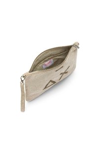 Pochette in tessuto beige con chiusura a zip, adornata da grafiche metalliche sul davanti e da un bracciale. Interno foderato in un colore coordinato.