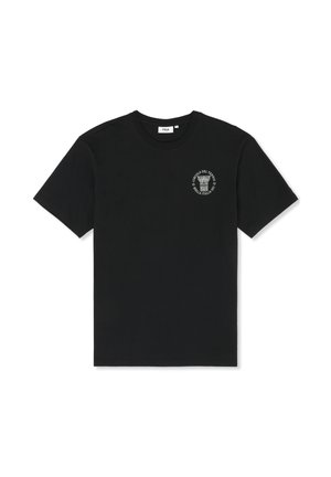 Schwarzes T-Shirt mit kurzen Ärmeln, links auf der Brust mit kleinem weißen kreisförmigen Text und Emblem, auf dem "Circolo del Tennis Biella Italia 1913" steht.