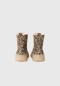 Leopardmuster-Ankle-Boots mit einem weichen Innenfutter, einer robusten beige Gummisohle und einem seitlichen Reißverschluss für einfaches Anziehen.